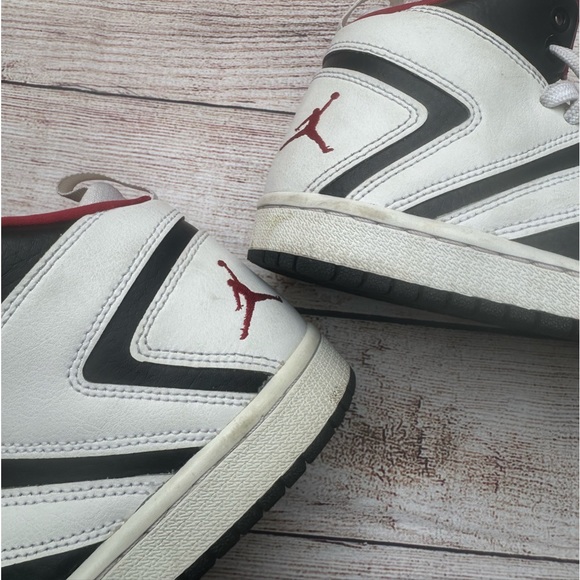 Jordan Flight Legend White Gym Red Black
AA2527-112 size 4Y - Picture 3 of 8